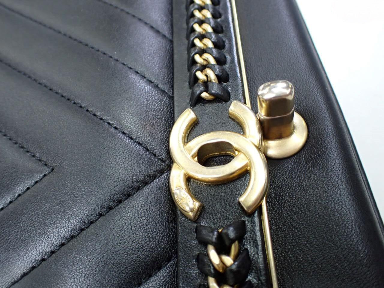 Chanel Black V stitched Women's shoulder Bag